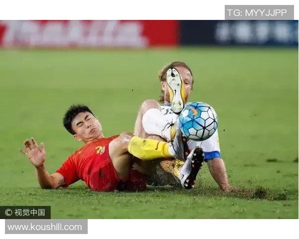 足球球星与球迷心连心互动瞬间，真挚情感与赛场激情交织的感人时刻